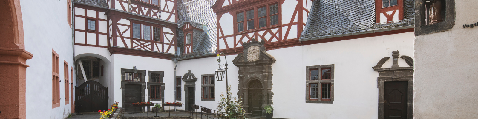 Innenhof von Schloss Bürresheim mit Fachwerk