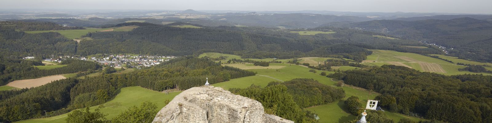 Blick von der Nürburg auf die umgebenden Wälder und Wiesen