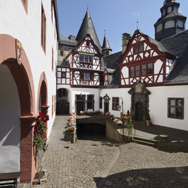Historischer Innenhof mit Türmen und Fachwerk