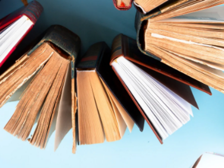 UMHÜLLT – Gestalte einen Einband für dein Lieblingsbuch UMHÜLLT – Gestalte einen Einband für dein Lieblingsbuch