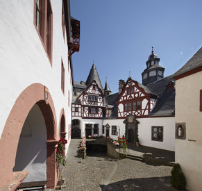 Historischer Innenhof mit Türmen und Fachwerk