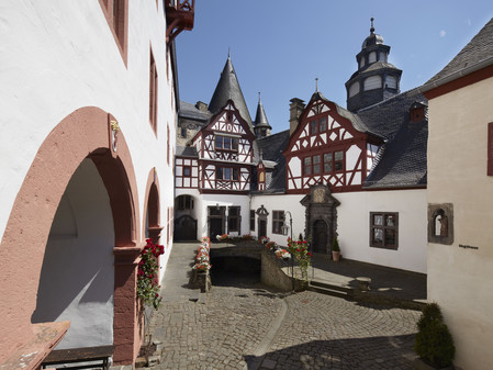 Historischer Innenhof mit Türmen und Fachwerk