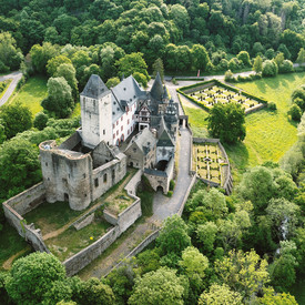 Geschichte Luftaufnahme Schloss Bürresheim mit Bäumen drumherum