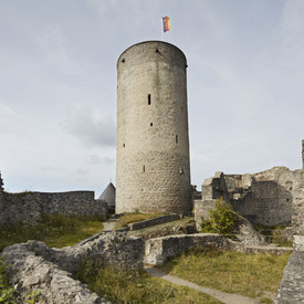 Bergfried mit Mauern und Fundamenten