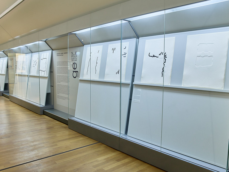 Öffentliche Führung „Geprägt – Geritzt – Geknüllt. Kunstwerke aus Papier“