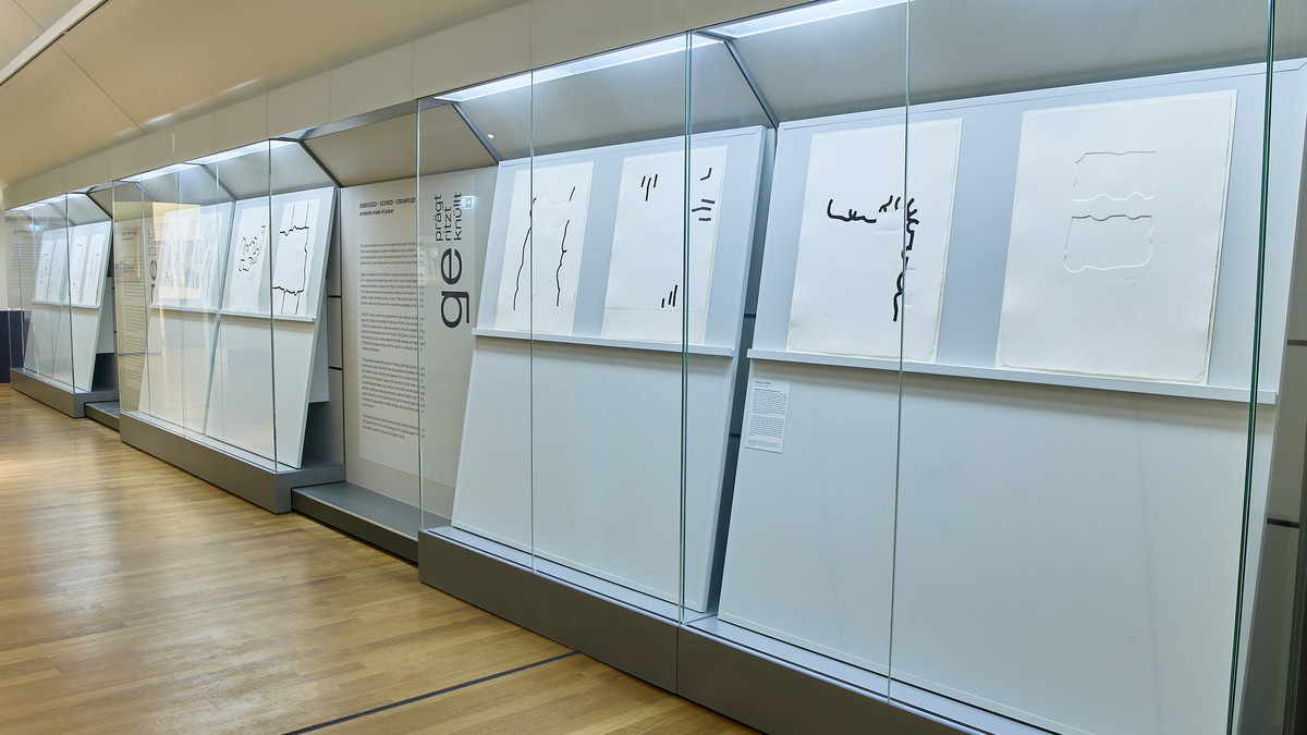 Öffentliche Führung „Geprägt – Geritzt – Geknüllt. Kunstwerke aus Papier“-