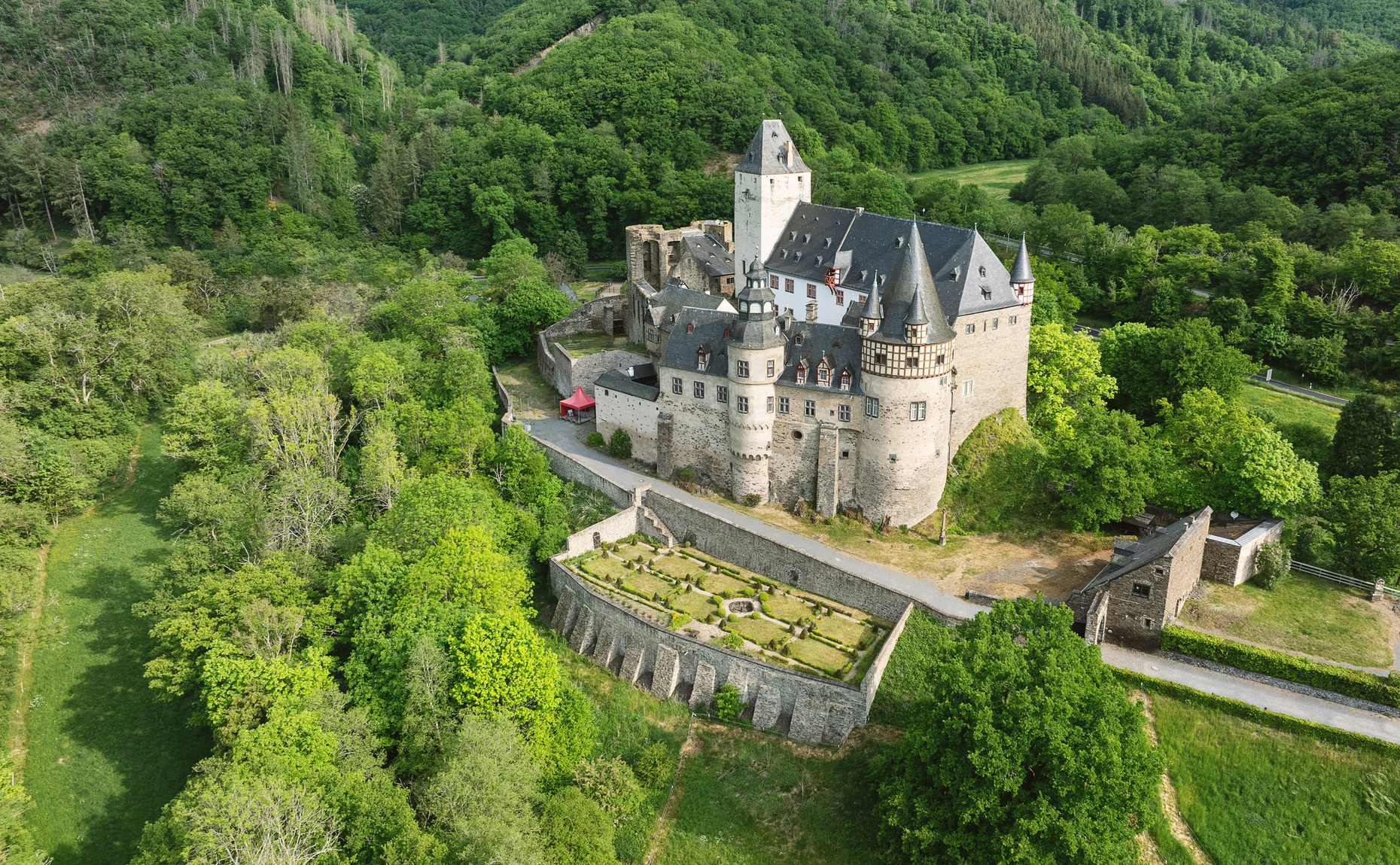 Schloss Bürresheim mit Wald drumherum