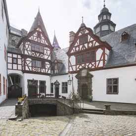 Innenhof von Schloss Bürresheim mit Fachwerk