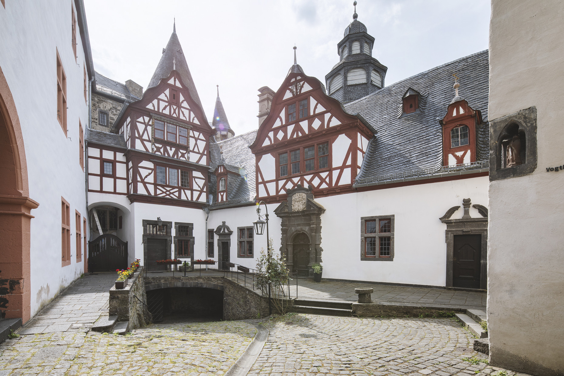 Innenhof von Schloss Bürresheim mit Fachwerk