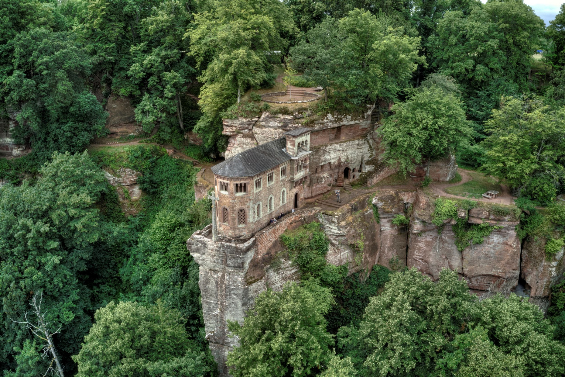 Luftaufnahme der Klause Kastel auf Sandsteinfelsen umgeben von Bäumen