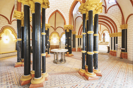 Innenansicht der Matthiaskapelle, Altar in der Mitte