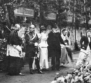 Abt Willibrord Benzler, Wilhelm II., Kaiserin Auguste Viktoria, Ernst Freiherr von Mirbach und zwei Hofdamen in Maria Laach