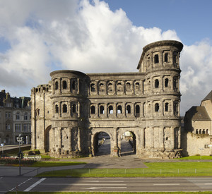 Großes, dunkles Stadttor aus Stein, mit mehreren Ebenen