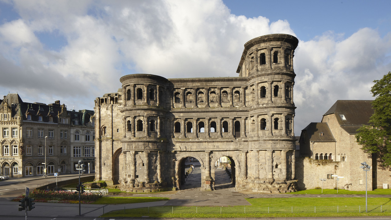 Großes, dunkles Stadttor aus Stein, mit mehreren Ebenen